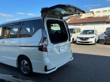 セレナ独自の2重バックドアです。後ろのスペースが少ない場所や、荷崩れを起こしそうな時の荷物の出し入れに便利です。