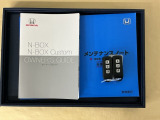 メンテナンスノート【点検整備記録簿・保証書】、取説も揃ってます。スマートキーはバッグなどにしまったままボタン操作でエンジン始動・停止やハイブリッドシステムの起動や停止ができて大変便利です