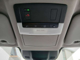 運転席天井には大きいライトとSOSコール、サングラスを入れることができる収納スペースがあります!