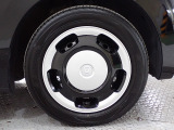 ホイールは車のデザインにマッチした専用タイプです。
