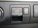 「HOLD」スイッチを押し、システムONの状態にしておくことで、渋滞や信号待ちなどでブレーキを踏んで停車した時にブレーキを保持。アクセルを踏むと解除されます。