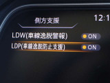 【車線逸脱防止支援システム】搭載されたカメラが車線の位置を認識し車線内を維持するよう車両の動きを制御したり、車線からはみ出しそうになった場合などに、車両を車線内に戻そうとする装置です。