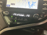 DUALスイッチを押すと運転席側と助手席側で別々に温度調節ができるエアコンです
