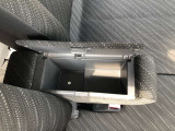 運転席アームレストです