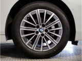 【BMWアロイホイル】軽量かつ強度に拘ったアロイホイル。走行性能ポテンシャルを引き出す設計。車の足元を引き締めてくれる大きなポイントはアロイホイルです。
