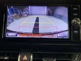 ディスプレイに後方の視界を表示し、車庫入れをサポート「距離目安線」「車幅延長線」およびステアリング操作に連動する「予想進路線」を画面に表示します。※必ず車両周辺の安全を直接確認してください。
