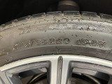 純正20インチアルミホイール。リアは275/35R20