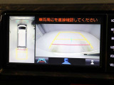 パノラミックビューモニターを装備。駐車場や交差点でクルマを真上から見るように周囲を確認できます。機能の詳細は販売店スタッフまでおたずねください。