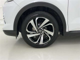 純正アルミホイールが車の雰囲気を引き立てますね!