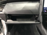 出し入れしやすいグローブボックス。