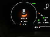 パーキングセンサーシステムは走行中に障害物が迫ると音と表示でお知らせ、低速走行時時の安心感を高めます