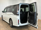 【わくわくゲート】後ろのドアをヨコに開ければ、車の後ろに余裕の無い駐車場でも荷物の積みおろしがラクラクです!3列目シートから乗り降りする時にも便利ですよ♪