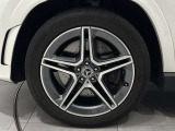 左前。21インチアルミホイール装備。