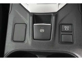 パーキングブレーキをスイッチひとつで作動・解除できる電動パーキングブレーキ。発進時はアクセルを踏むだけで解除できます。