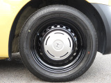 ★右前タイヤ★ハーフホイールキャップ+メッキホイールリングのデザイン!タイヤ詳細 155/65R14インチでタイヤの溝は、5mmございます。