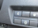 助手席側のスライドドアは運転席から指一本で開閉可能です。さらに外からは足で開閉できるオートハンズフリースライドドア付きなので両手がふさがっていても大丈夫です。