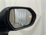 隣車線を走る車両をレーダーで検知し、ドアミラーでは確認しにくい後側方エリアに存在する車両に加え、急接近してくる車両も検知します。車両を検知するとドアミラーに搭載されたLEDインジケーターが点灯します。