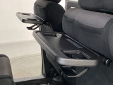 運転席・助手席の背もたれには、2列目シート用にカップホルダー付きの「格納式のシートバックテーブル」を装備しています。休憩時のちょっとした時間などカップを置いたり、小物置きに使えて便利です。