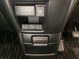 アクセサリーソケットはUSBのアダプターなどをつければ、スマホの充電にも使えます。下にはナビゲーション用の外部入力可能なUSB端子がついており、周辺には物が置けるボックスがついています。