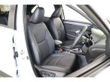 運転席と助手席には寒い時期に嬉しいヒーターを装備。はやく暖まり、じんわりと身体を温めてくれるので快適です。運転席のみレバー操作で簡単にお好みのポジションに設定できるパワーシートです。