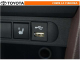 ポータブルオーディオなどの機器を接続して、車両のスピーカーで聞くことができます。
