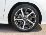 右前 18インチアルミホイール タイヤサイズは、225/45R18です。「*ホイールロックナットは展示用です」
