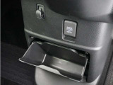 ◆センターロアボックス◆インパネ中央の下部には、ごみ箱としても使用する事ができるセンターロアボックスを装備しております。