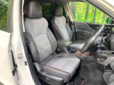 運転席まわりには十分なスペースがあり、大柄な方でもゆったり運転していただける環境です。
