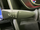 簡単に操作できるワイパーレバー。悪天候時でも視界を確保し、安全運転をサポートします。