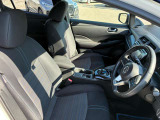 運転席には、シートリフターが付いております☆ 前後のスライドに加えシートの高さも変更出来ますのでどなてでも運転し易いポジションを取れます