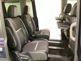 運転席・助手席の背もたれには、2列目シート用にカップホルダー付きの「格納式のシートバックテーブル」を装備しています。休憩時のちょっとした時間などカップを置いたり、小物置きに使えて便利です。