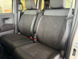 足元もゆったりで長時間の運転も疲れにくいフロントシートです。