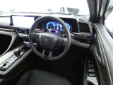 ドライバーを包み込むようなデザイン。運転していて安心感、高級感を感じられるコックピットです。