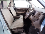 フロントシートはベンチシートです、運転席と助手席の移動が簡単です。 また運転席シートの高さも調整できます。