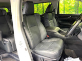 運転席まわりには十分なスペースがあり、大柄な方でもゆったり運転していただける環境です。