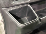 助手席にも掘り込み式ドリンクホルダーが付いています