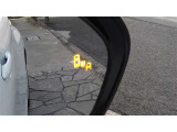 隣車線を走る車両をレーダーで検知し、ドアミラーでは確認しにくい後側方エリアに存在する車両に加え、急接近してくる車両も検知します。車両を検知するとドアミラーに搭載されたLEDインジケーターが点灯します。