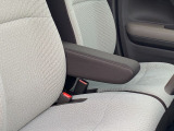 アームレストです!これがないと運転が落ち着かないという方もいらっしゃるのではないでしょうか?肘置きがあるだけでも比較的楽な姿勢で運転することが出来ますし腕の疲れを軽減できます。