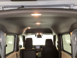 後席の頭上やひざ周りにもゆとりのある快適な座り心地。