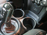 ある程度の深さがあり、標準的なサイズのペットボトルや缶コーヒーを入れても、コーナリング中に飛び出す心配がほとんどありません。 運転の邪魔にならない位置にあり、スムーズに飲み物の出し入れができます!