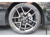 純正のアルミホイールが足元を飾ります!タイヤサイズは235/40R18を装備しております!!