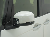 ◆ドアミラーウインカー◆ドアミラーにウインカーを装備しています。対向車に自身の進行方向を合図し安全に運転できます。