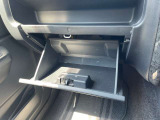 車検証などの収納に便利なスペース!