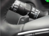 ◆減速セレクター装備◆ステアリングホイールの左右に取り付けられた2つのパドルスイッチで減速の強さを調整。 左側の「-」を操作すると減速を強く、右側の「+」を操作すると減速を弱くすることができます。