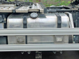 燃料タンクは390Lアルミ製です。