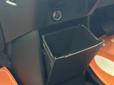 グローブボックスは広々収納。車検証や説明書などをまとめてしまいこめます♪