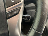 前方の車との車間を設定し、スピードを上げたり緩めたりを自動で行ってくれる追尾式の「レーダークルーズ」。上級装備の一つです!高級車にしかつかない嬉しい機能です。