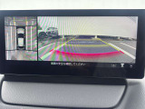 360度ビューカメラを搭載。4方の小型カメラの映像を処理し、車両真上からの映像に変換しています。