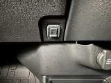 運転席と助手席間の足もとにコンビニフックを装備!
