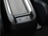 ◆後席用USBチャージャー◆後部座席に搭乗される方のために便利で使いやすい位置に設置。長時間のドライブも安心です♪